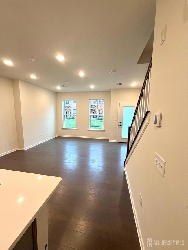 808 Sadie Cir, New Brunswick, NJ 08901 - photo 3