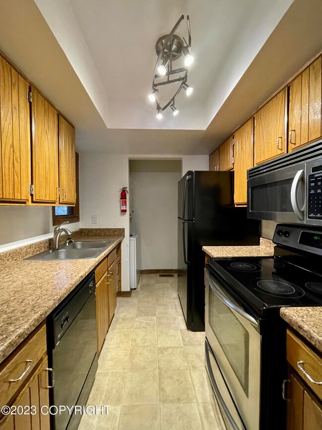 Kitchen w/stainless appliances