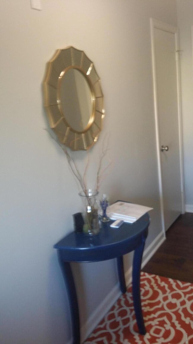 100 bobwhite foyer area