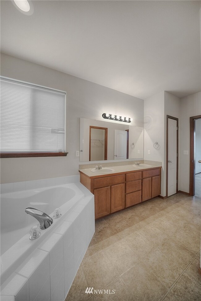 204 Hawk Ave SW, Orting, WA 98360 - photo 6