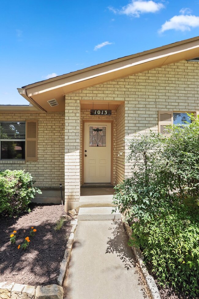 1013 Avenue C, Fredericksburg, TX 78624 - photo 3