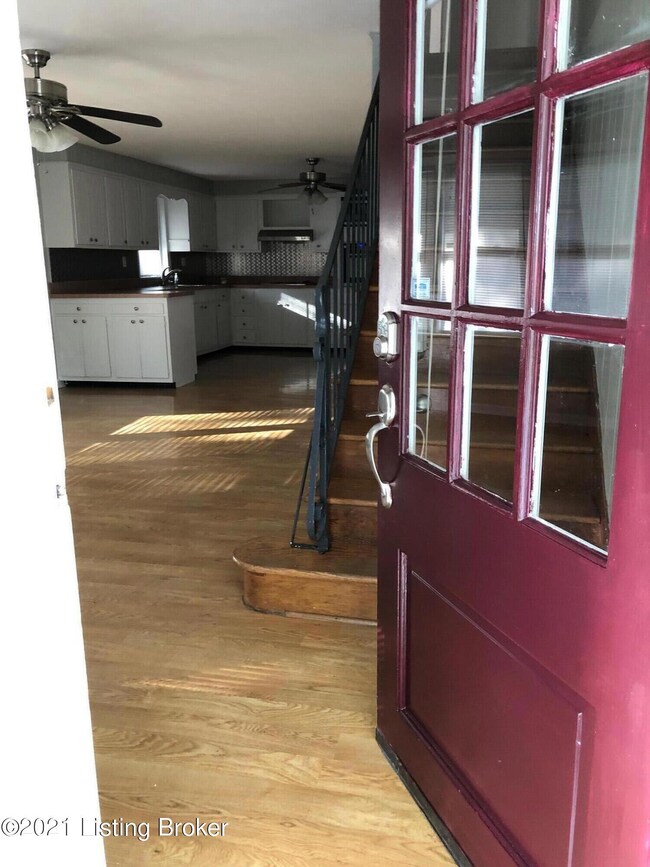 245 E Oak St, Lebanon Junction, KY 40150 - photo 3