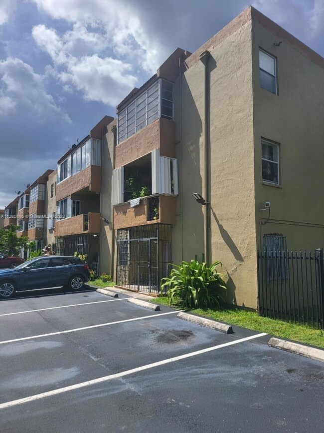 6070 W 18th Ave unit 107, Hialeah, FL 33012 - photo 2