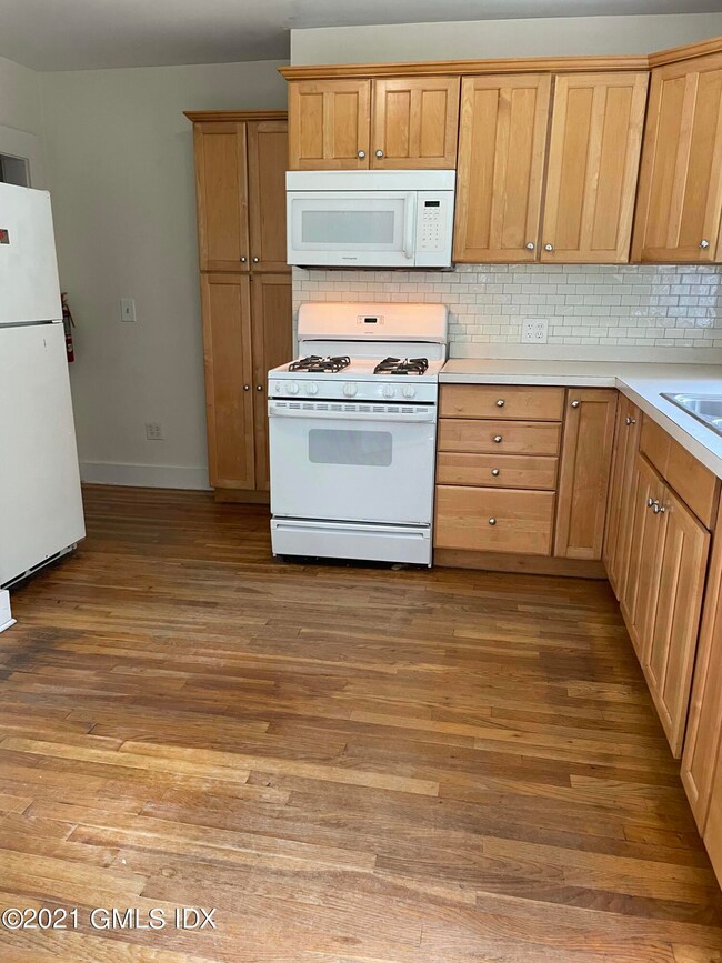 511 E Putnam Ave unit 1st Floor, Cos Cob, CT 06807 - photo 3