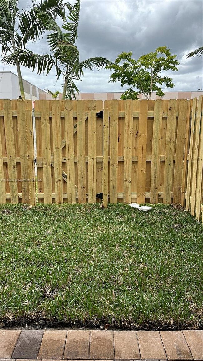 245 SW 159th Ct, Pembroke Pines, FL 33027 - photo 4