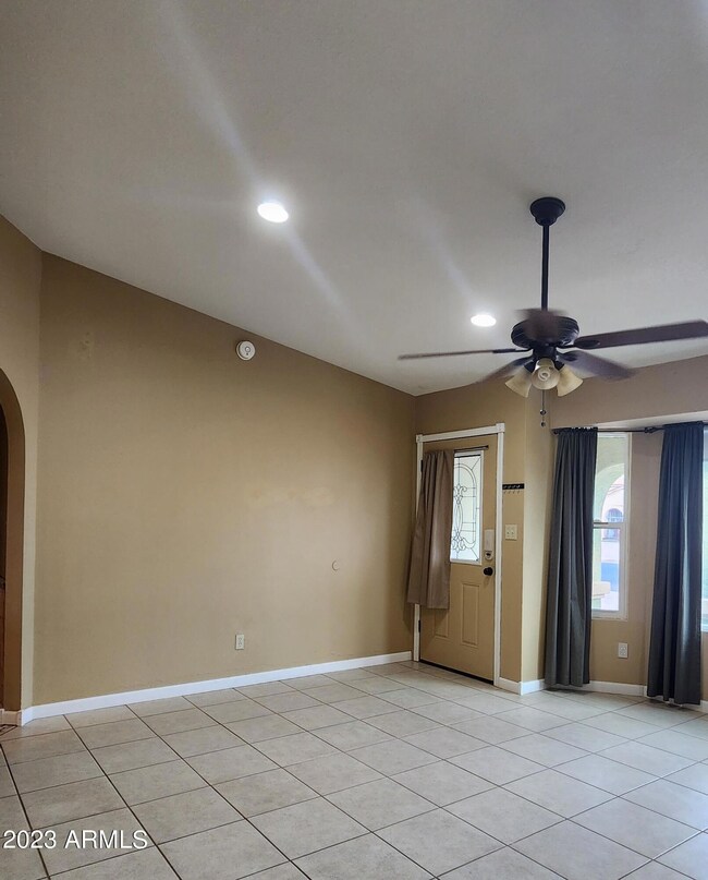 3409 E Dolphin-Front Rm