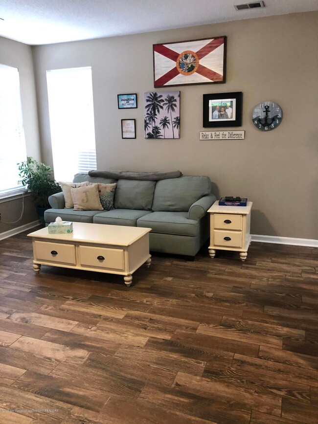 family room 4 979 Classic Cove