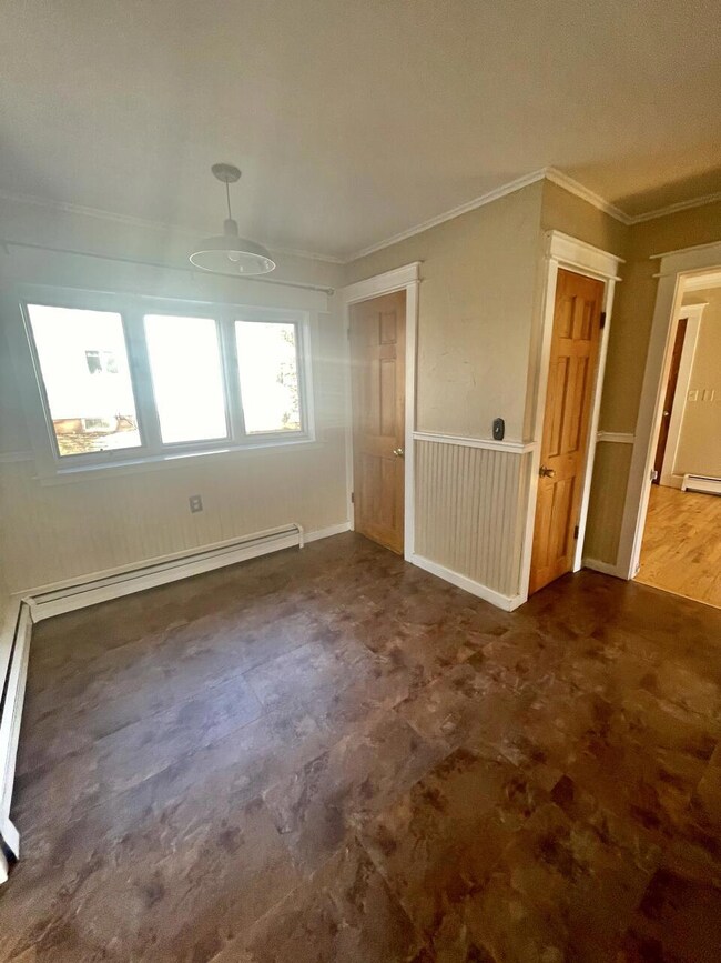 Kitchen 3:Dining area