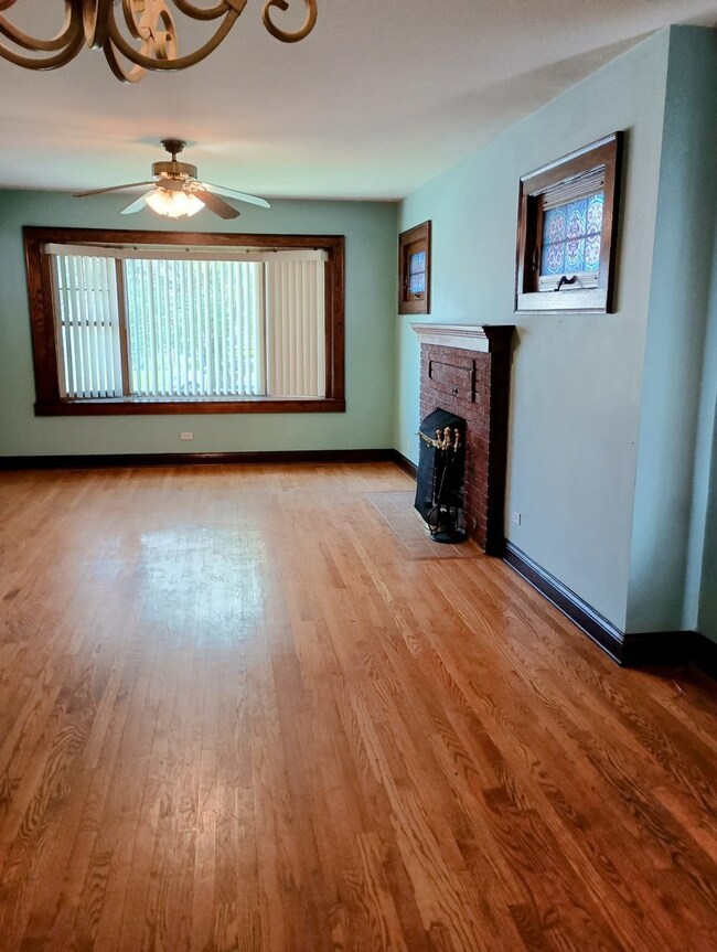2018 Waverly Place, Waukegan, IL 60085 - photo 5