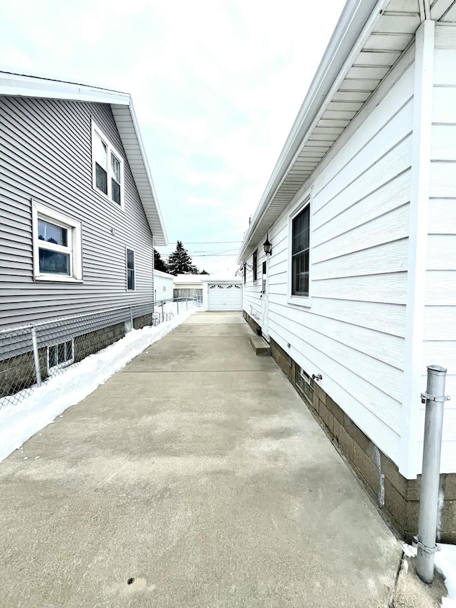 1531 Bryn Mawr Ave, Mount Pleasant, WI 53403 - photo 3