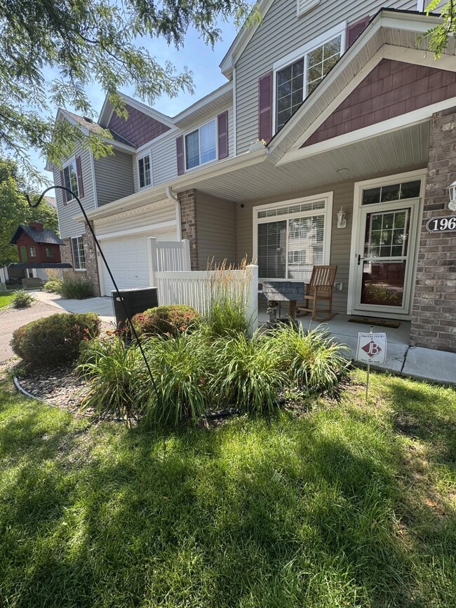Association does a wonderful job keeping the lawn manicured and landscaping.