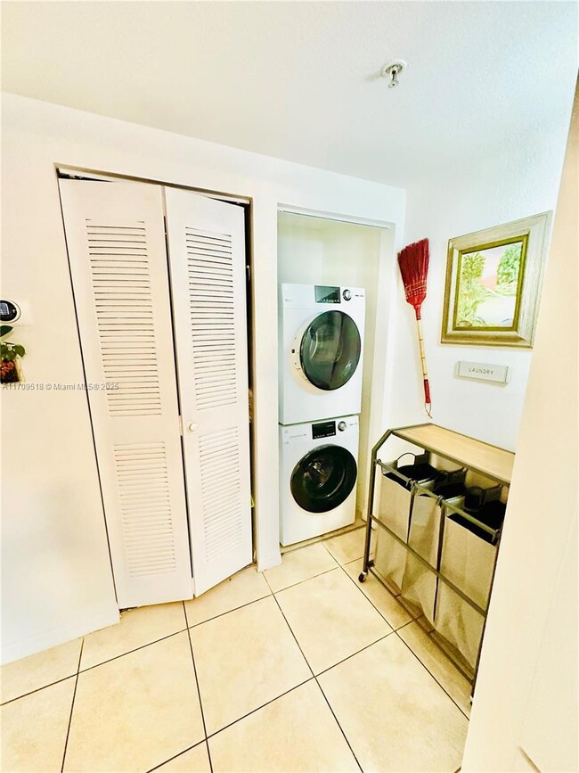 1627 NW 18th St unit 401, Miami, FL 33125 - photo 4