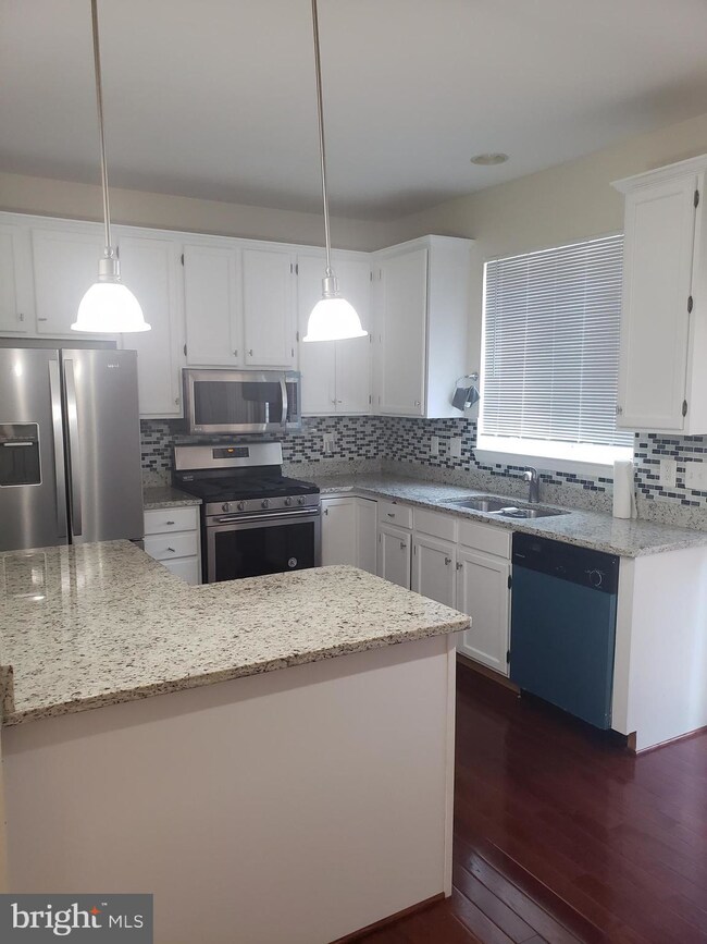 2390 Woodland Pond Ln, Herndon, VA 20171 - photo 4