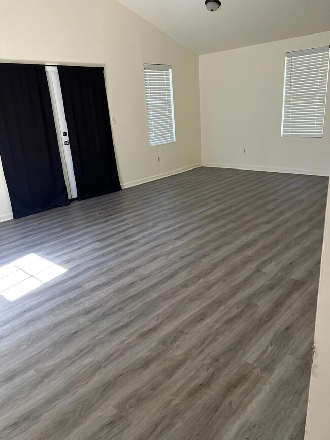 1605 Bryn Mawr Ave - Den