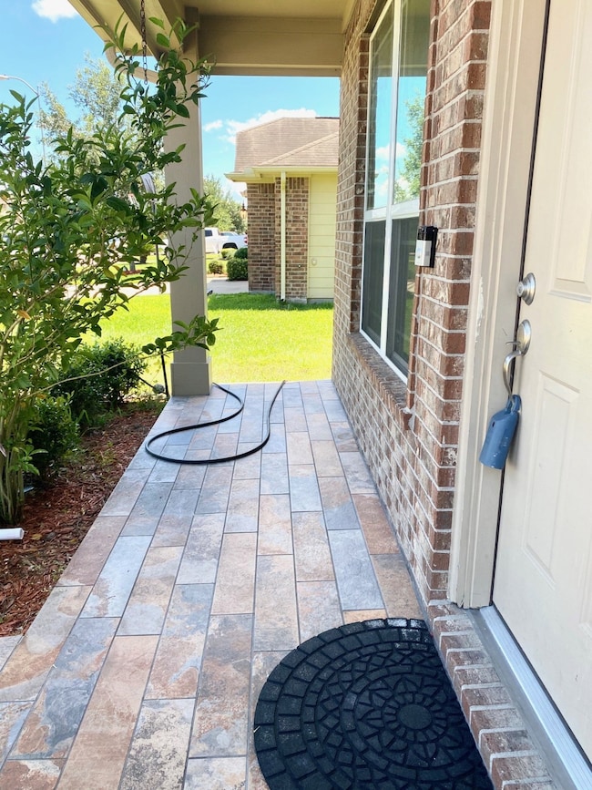 13922 Kenswick Key Ln, Houston, TX 77047 - photo 2