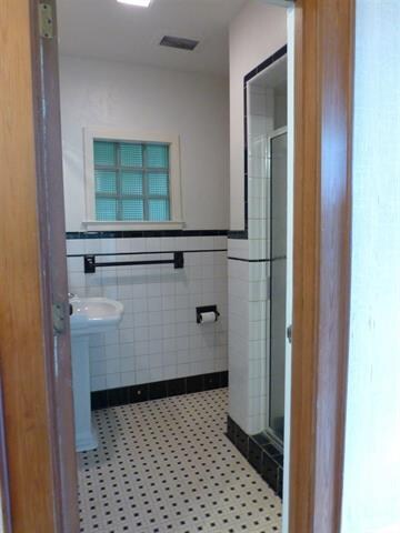 Bath 2 (in hallway)