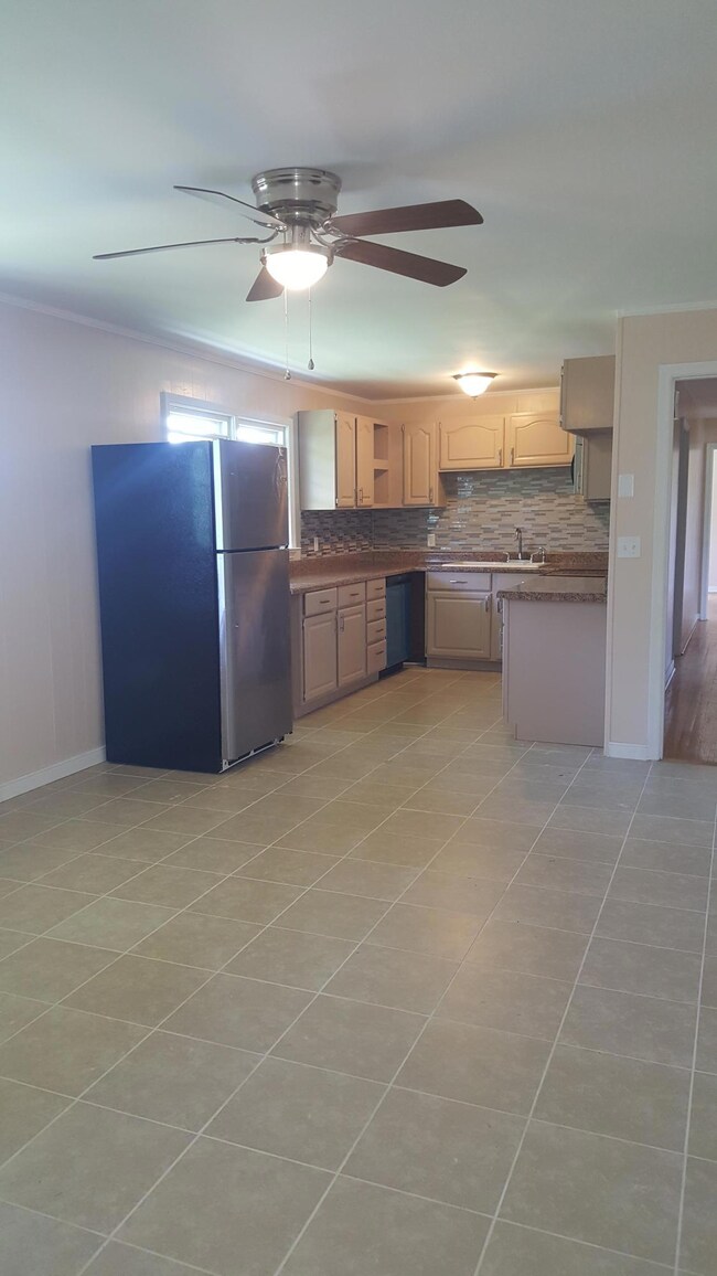 6 Dining Area to Kitchen