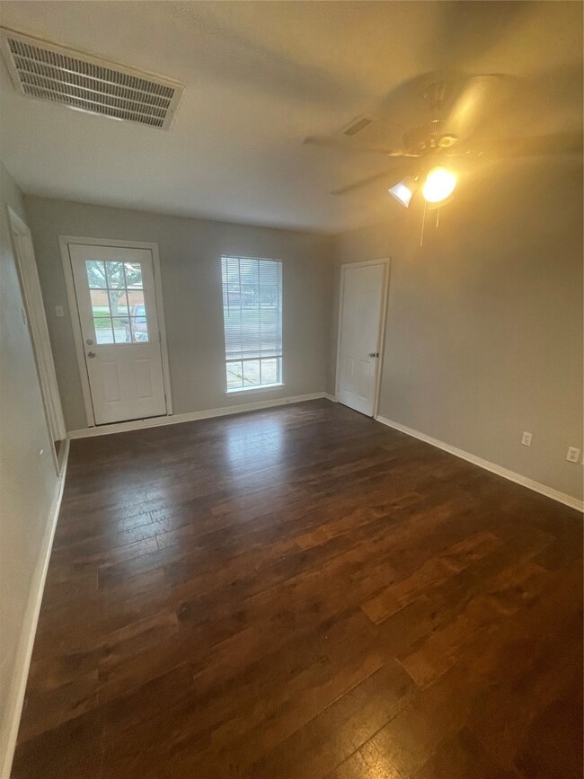 2101 Abingdon Rd, Alvin, TX 77511 - photo 5