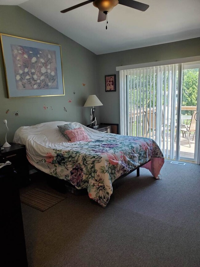 104 Oakleaf Rd, Lake In the Hills, IL 60156 - photo 7