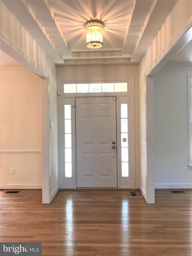 8306 Wolftrap Rd, Vienna, VA 22182 - photo 3