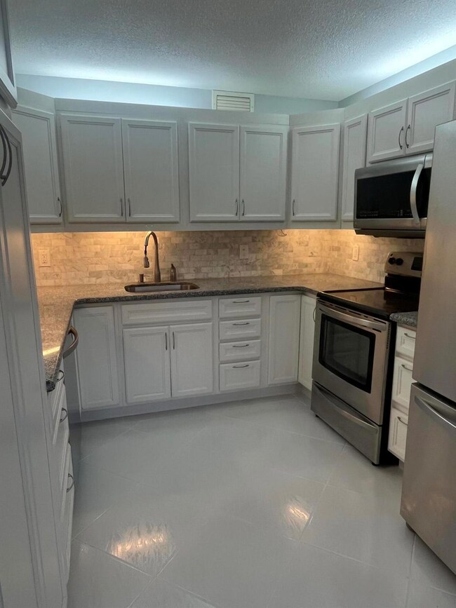 1095 Yarmouth E unit 1095, Boca Raton, FL 33434 - photo 3