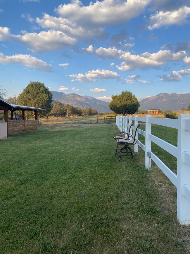 11 Camino de Adelaida Los Pinos Park, Arroyo Seco, NM 87514 - photo 4