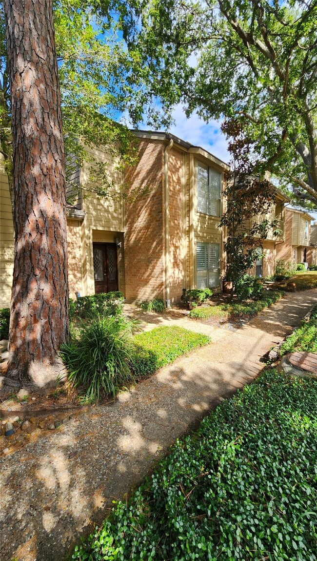 11850 Barryknoll Ln unit 3, Houston, TX 77024 - photo 2
