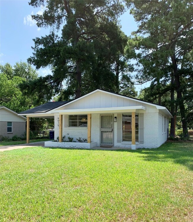 Ranch-style house featuring a front yard