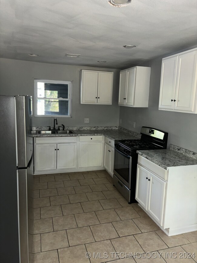 591 W 149th St S, Glenpool, OK 74033 - photo 2