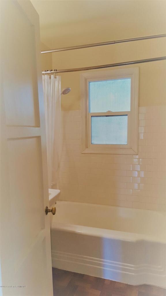 10607 McVine Sunland CA 91040 Bathroom