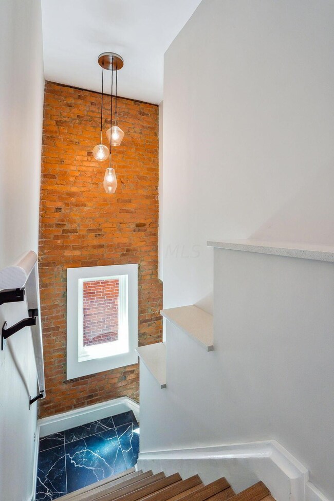 1386 1/2 Neil Ave