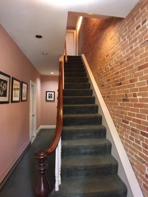 Nicely maintained entrance with...