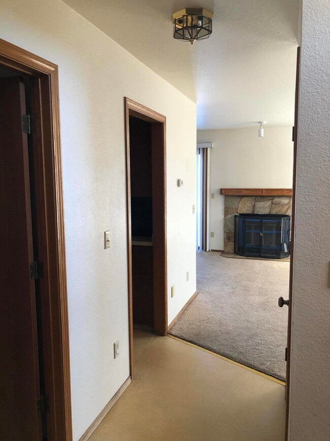 6931 E 12th Ave unit B, Anchorage, AK 99504 - photo 3