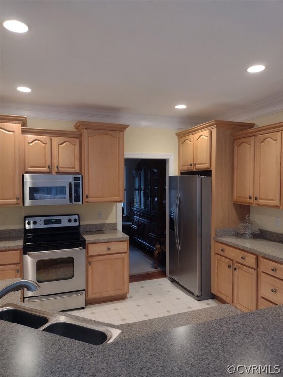 Stainless Appliances, Newer Refrigerator conveys.