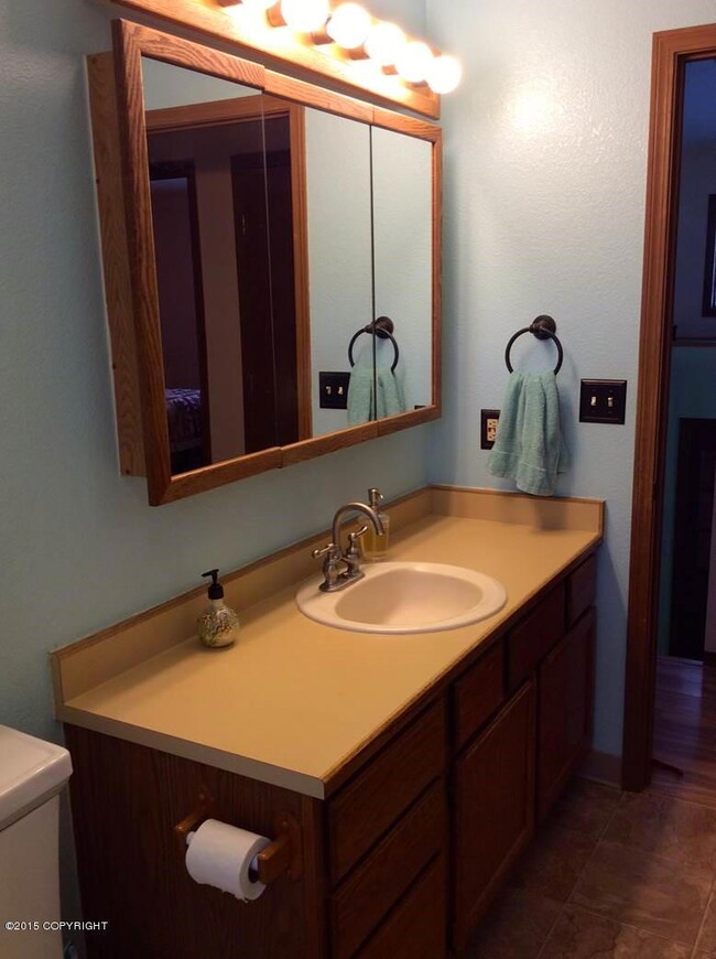 Upper bathroom2