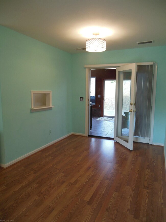 Access to covered porch & kitchen