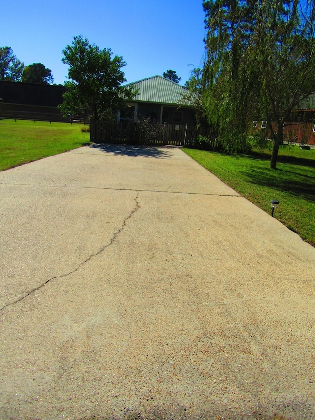 HUGE DRIVEWAY FOR AMPLE PARKING