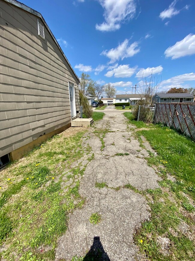 5485 Newport Rd, Columbus, OH 43232 - photo 7