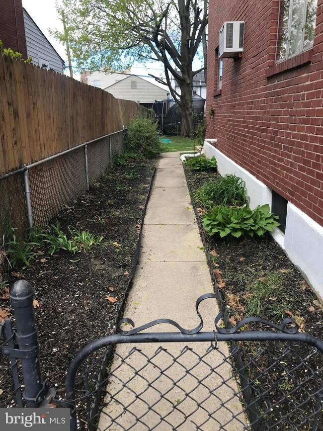 122 W Garrison Rd, Brookhaven, PA 19015 - photo 5