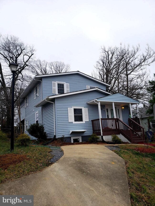 6725 Clinglog St, Capitol Heights, MD 20743 - photo 2