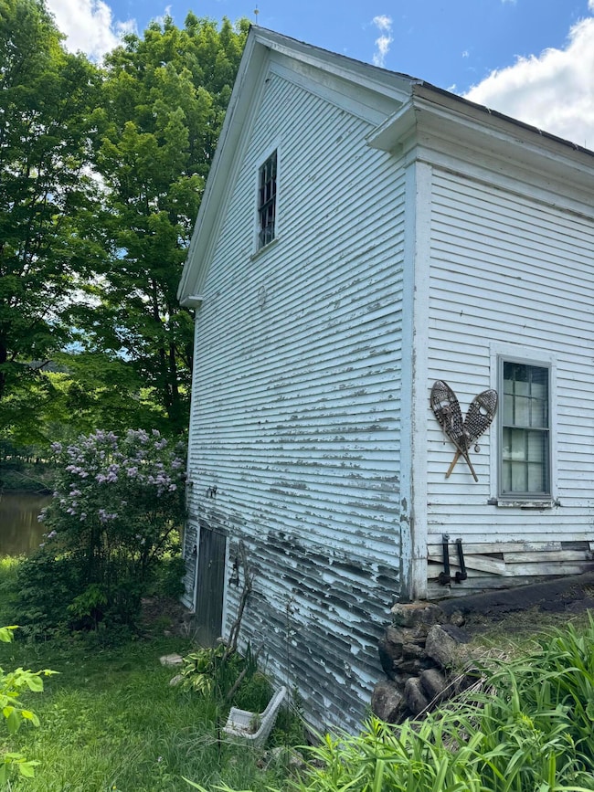 Full side of barn 1355