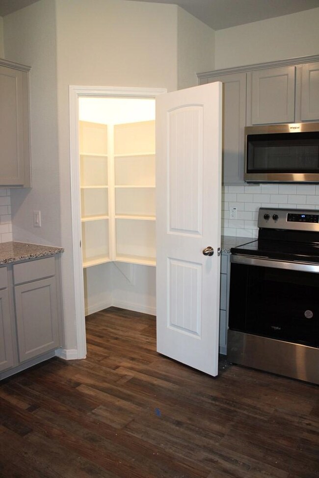 2912 5th St, Bay City, TX 77414 - photo 7