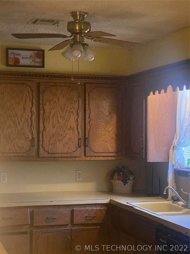 1008 Grandview Ln, Henryetta, OK 74437 - photo 4