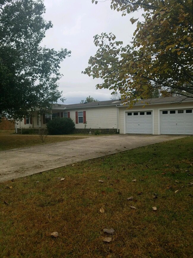 251 Pointe Ln, Lafayette, TN 37083 - photo 2