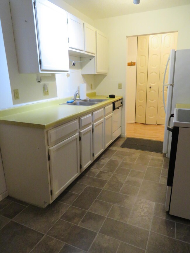 3306 2nd St N unit D26, Fargo, ND 58102 - photo 5