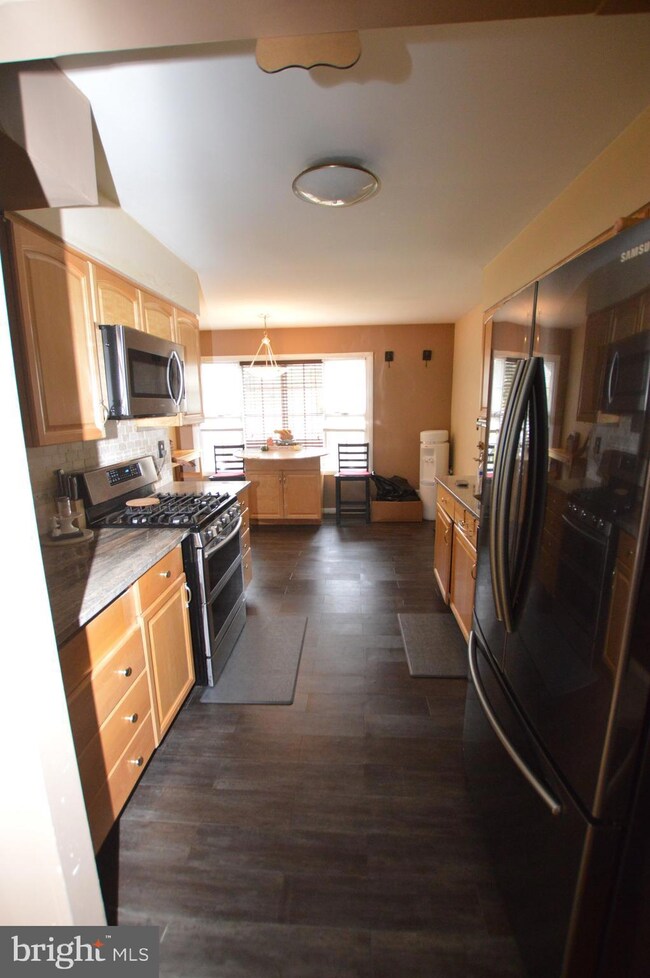 8411 Magnolia Dr, Lanham, MD 20706 - photo 4