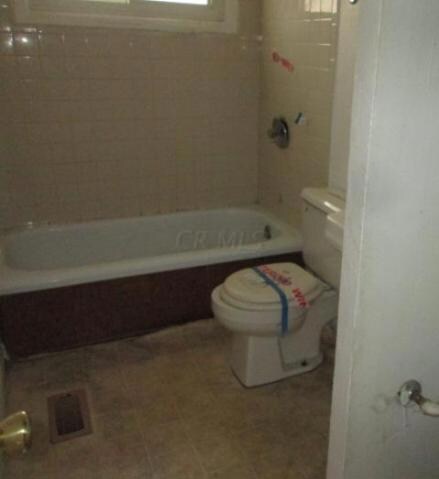 1700-02 Frank Rd bath