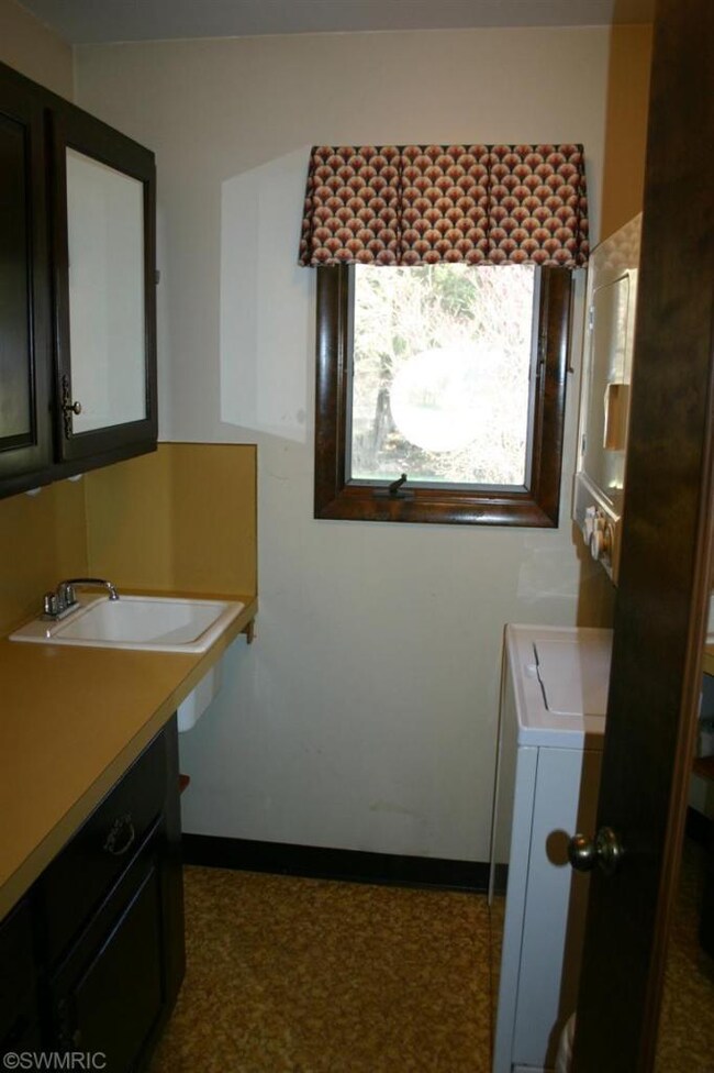 651 Birchwood Ct, Lowell, MI 49331 - photo 7