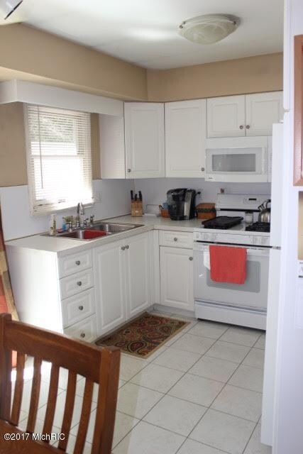 402 Anderson Dr, Wayland, MI 49348 - photo 2