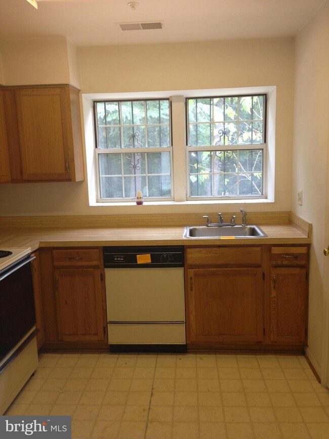 909 Hilldropt Ct, Capitol Heights, MD 20743 - photo 4